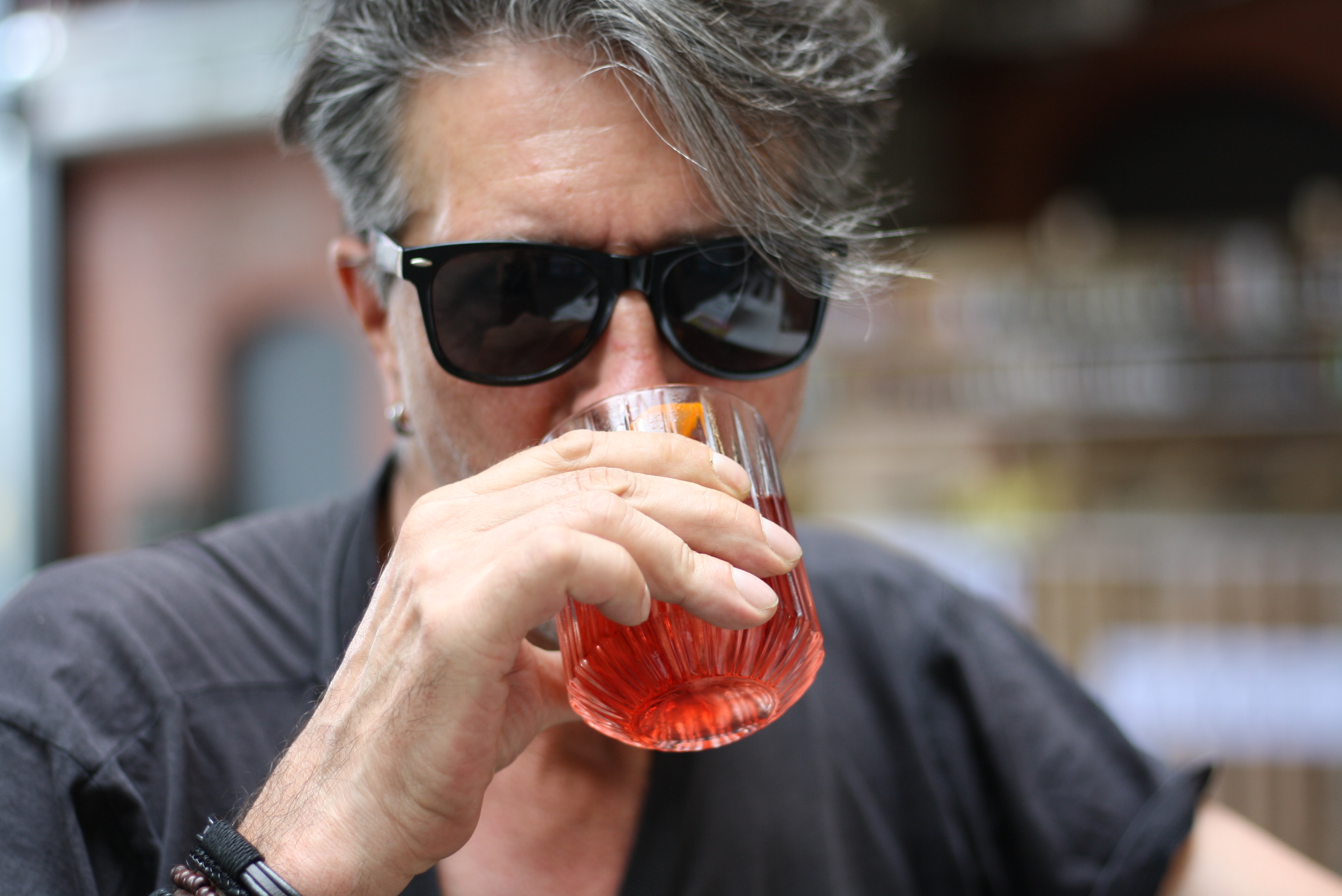 Markus Orschiedt mit Sonnenbrille trinkt aus einem Glas